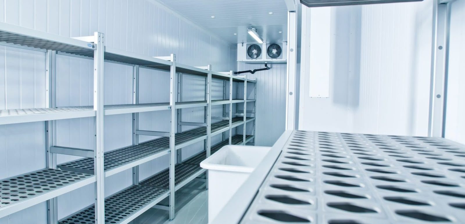 Interior de câmara fria com prateleiras e evaporadores