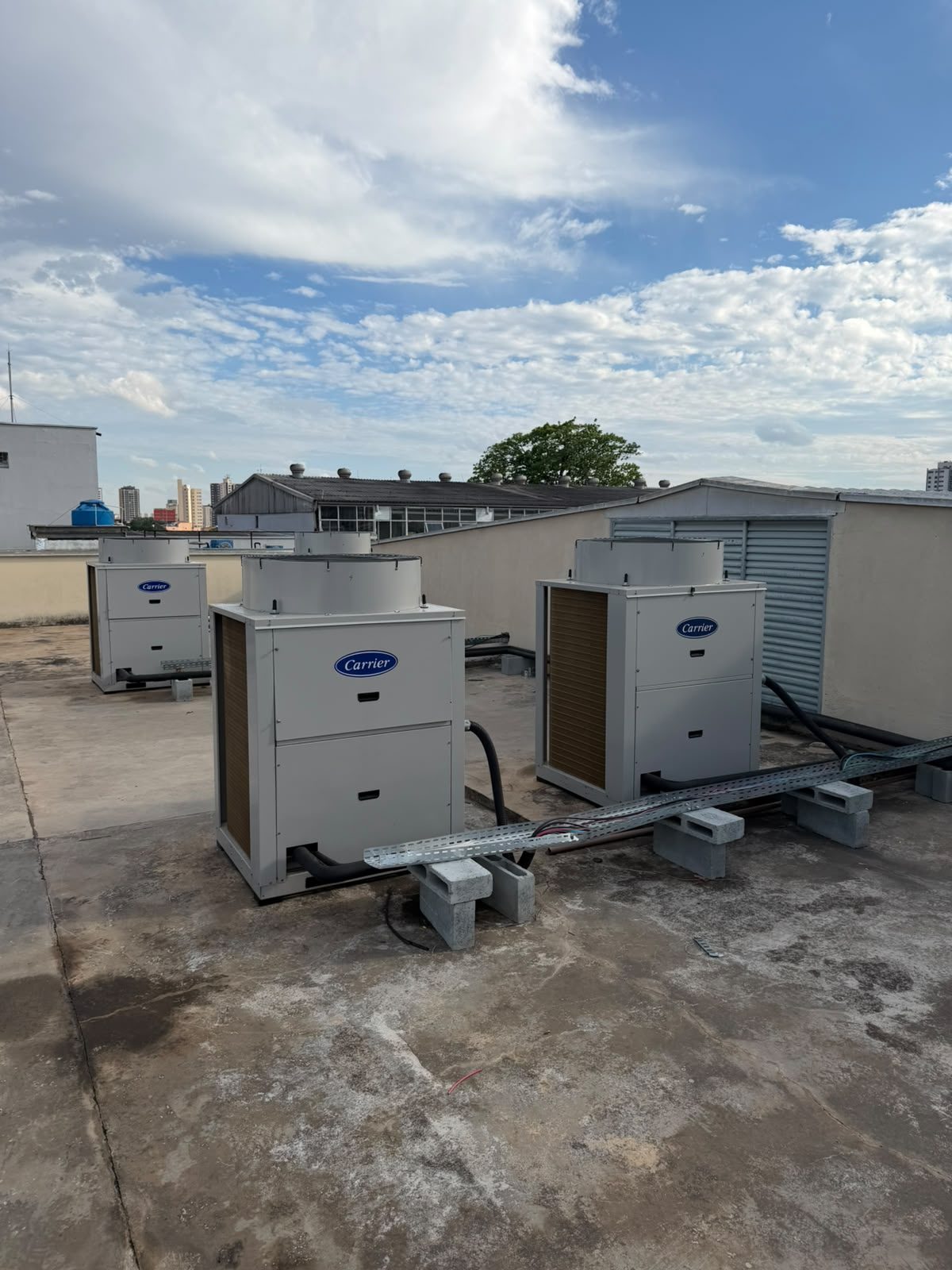 Chillers em cobertura sob manutenção da Alphatech Engenharia